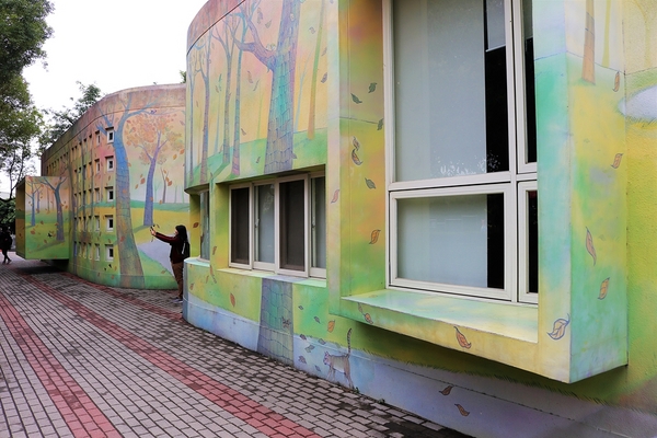 村東國小-幾米：【彰化大村景點】村東國小~童話故事繪本般的森林小屋，享受大書牆中的虛擬世界