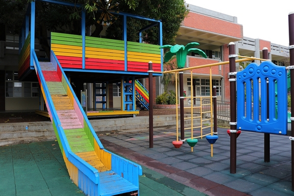 村東國小-幾米：【彰化大村景點】村東國小~童話故事繪本般的森林小屋，享受大書牆中的虛擬世界