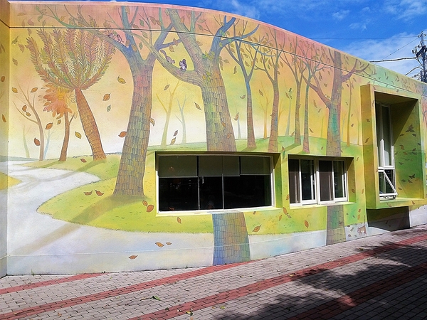 村東國小-幾米：【彰化大村景點】村東國小~童話故事繪本般的森林小屋，享受大書牆中的虛擬世界