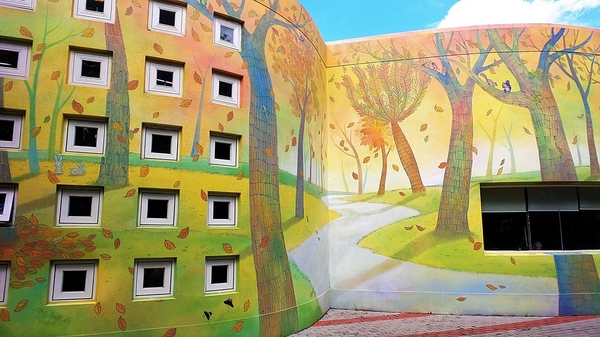 村東國小-幾米：【彰化大村景點】村東國小~童話故事繪本般的森林小屋，享受大書牆中的虛擬世界