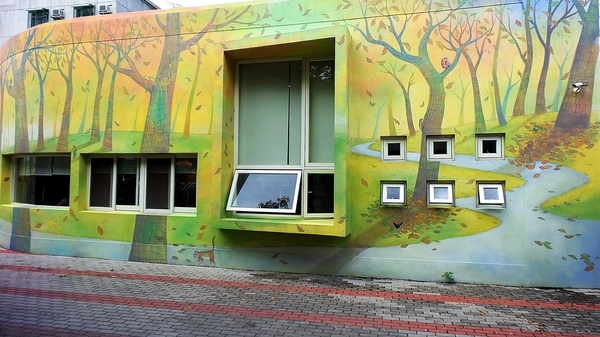 村東國小-幾米：【彰化大村景點】村東國小~童話故事繪本般的森林小屋，享受大書牆中的虛擬世界