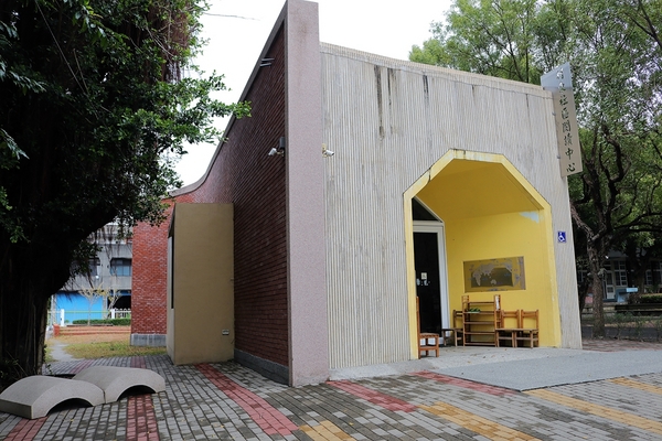 村東國小-幾米：【彰化大村景點】村東國小~童話故事繪本般的森林小屋，享受大書牆中的虛擬世界