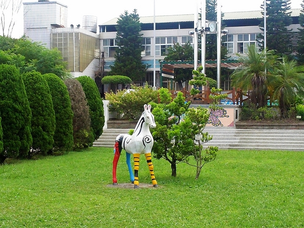 村東國小-幾米：【彰化大村景點】村東國小~童話故事繪本般的森林小屋，享受大書牆中的虛擬世界