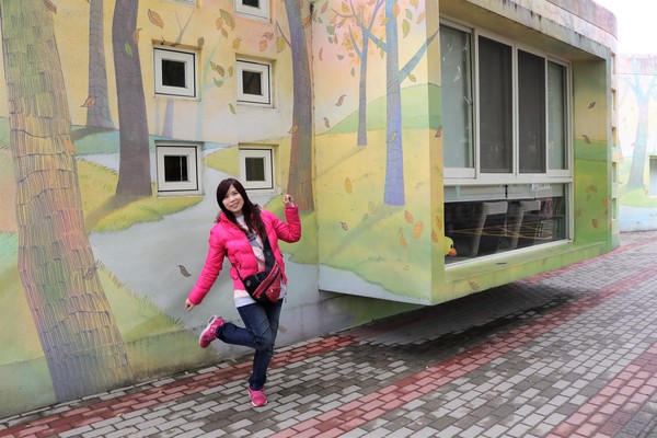 村東國小-幾米：【彰化大村景點】村東國小~童話故事繪本般的森林小屋，享受大書牆中的虛擬世界