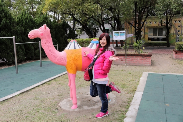 村東國小-幾米：【彰化大村景點】村東國小~童話故事繪本般的森林小屋，享受大書牆中的虛擬世界