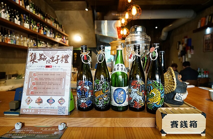 浮誇！巨無霸生蠔大口吃真囂張！除了多樣串燒、炸物，還有與日本同步清酒，營業到凌晨兩點宵夜好去處～～