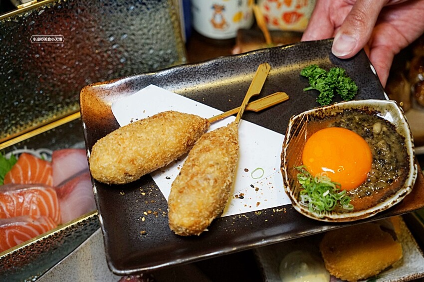 浮誇！巨無霸生蠔大口吃真囂張！除了多樣串燒、炸物，還有與日本同步清酒，營業到凌晨兩點宵夜好去處～～