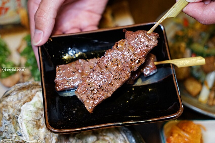 浮誇！巨無霸生蠔大口吃真囂張！除了多樣串燒、炸物，還有與日本同步清酒，營業到凌晨兩點宵夜好去處～～