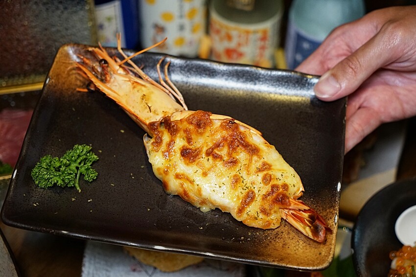 浮誇！巨無霸生蠔大口吃真囂張！除了多樣串燒、炸物，還有與日本同步清酒，營業到凌晨兩點宵夜好去處～～