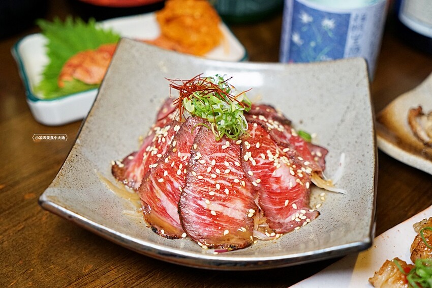 浮誇！巨無霸生蠔大口吃真囂張！除了多樣串燒、炸物，還有與日本同步清酒，營業到凌晨兩點宵夜好去處～～