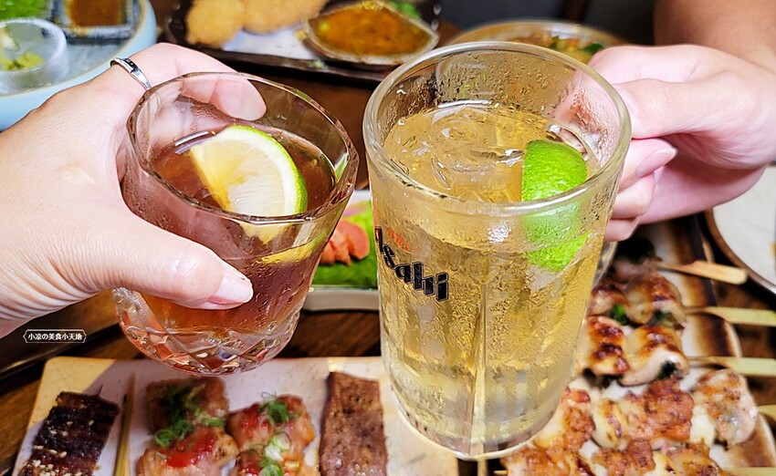 浮誇！巨無霸生蠔大口吃真囂張！除了多樣串燒、炸物，還有與日本同步清酒，營業到凌晨兩點宵夜好去處～～