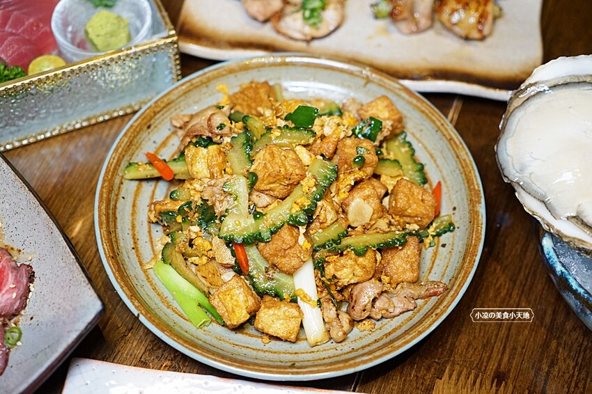 浮誇！巨無霸生蠔大口吃真囂張！除了多樣串燒、炸物，還有與日本同步清酒，營業到凌晨兩點宵夜好去處～～