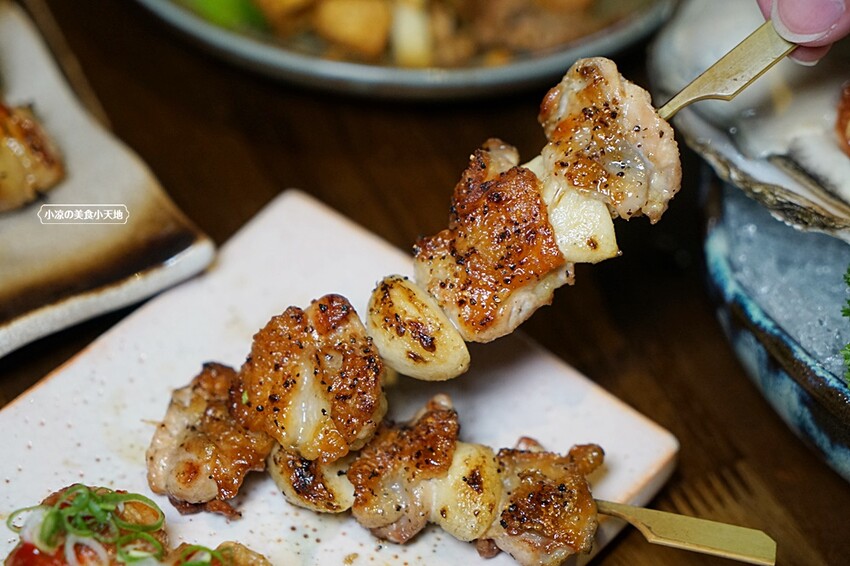 浮誇！巨無霸生蠔大口吃真囂張！除了多樣串燒、炸物，還有與日本同步清酒，營業到凌晨兩點宵夜好去處～～