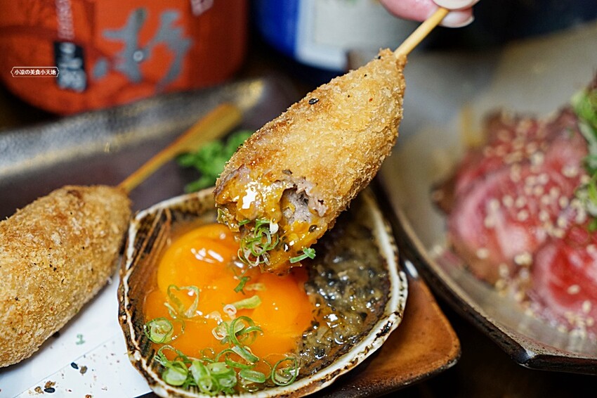 浮誇！巨無霸生蠔大口吃真囂張！除了多樣串燒、炸物，還有與日本同步清酒，營業到凌晨兩點宵夜好去處～～