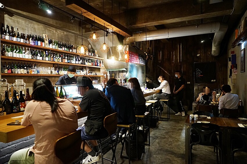 浮誇！巨無霸生蠔大口吃真囂張！除了多樣串燒、炸物，還有與日本同步清酒，營業到凌晨兩點宵夜好去處～～