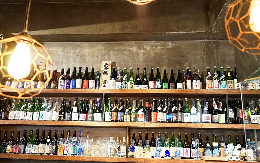 浮誇！巨無霸生蠔大口吃真囂張！除了多樣串燒、炸物，還有與日本同步清酒，營業到凌晨兩點宵夜好去處～～