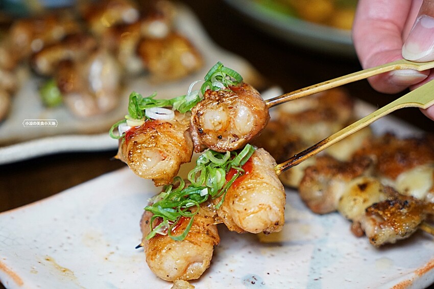 浮誇！巨無霸生蠔大口吃真囂張！除了多樣串燒、炸物，還有與日本同步清酒，營業到凌晨兩點宵夜好去處～～