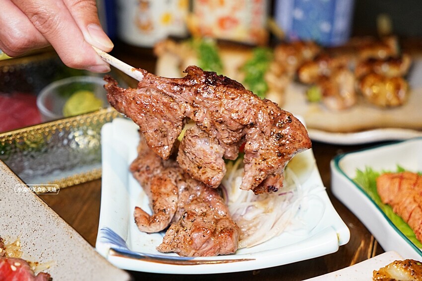 浮誇！巨無霸生蠔大口吃真囂張！除了多樣串燒、炸物，還有與日本同步清酒，營業到凌晨兩點宵夜好去處～～