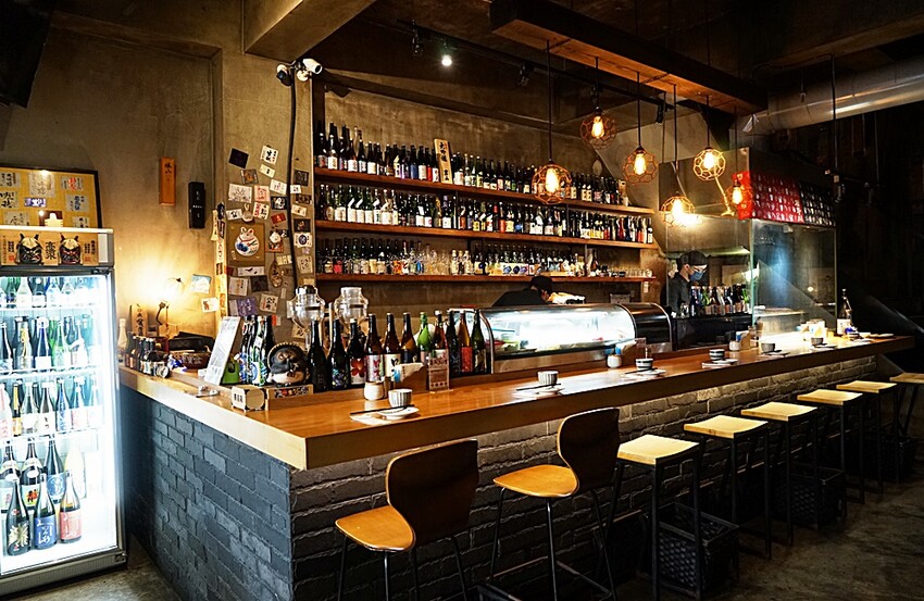 浮誇！巨無霸生蠔大口吃真囂張！除了多樣串燒、炸物，還有與日本同步清酒，營業到凌晨兩點宵夜好去處～～