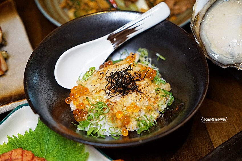 浮誇！巨無霸生蠔大口吃真囂張！除了多樣串燒、炸物，還有與日本同步清酒，營業到凌晨兩點宵夜好去處～～