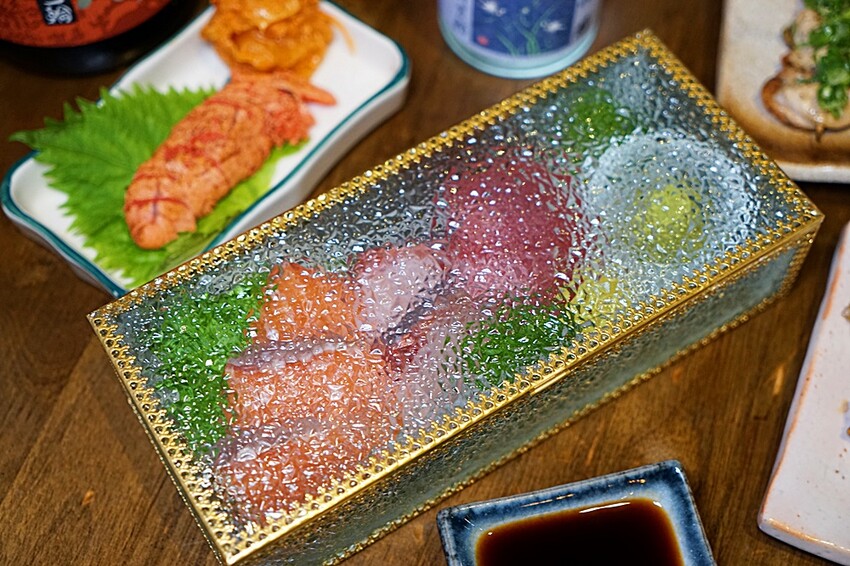 浮誇！巨無霸生蠔大口吃真囂張！除了多樣串燒、炸物，還有與日本同步清酒，營業到凌晨兩點宵夜好去處～～