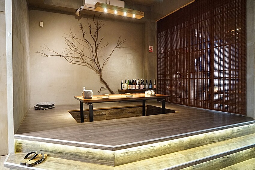 浮誇！巨無霸生蠔大口吃真囂張！除了多樣串燒、炸物，還有與日本同步清酒，營業到凌晨兩點宵夜好去處～～