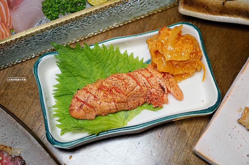 浮誇！巨無霸生蠔大口吃真囂張！除了多樣串燒、炸物，還有與日本同步清酒，營業到凌晨兩點宵夜好去處～～