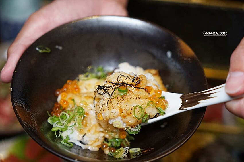 浮誇！巨無霸生蠔大口吃真囂張！除了多樣串燒、炸物，還有與日本同步清酒，營業到凌晨兩點宵夜好去處～～