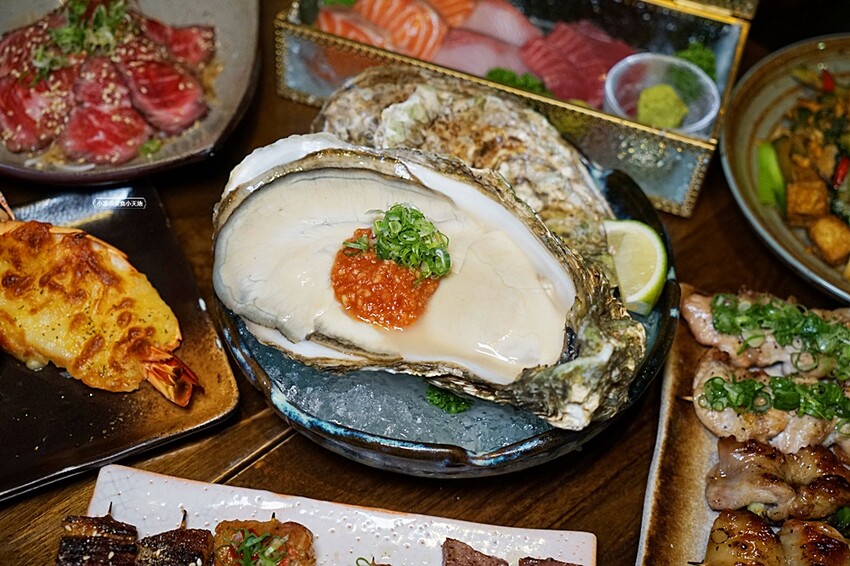 浮誇！巨無霸生蠔大口吃真囂張！除了多樣串燒、炸物，還有與日本同步清酒，營業到凌晨兩點宵夜好去處～～