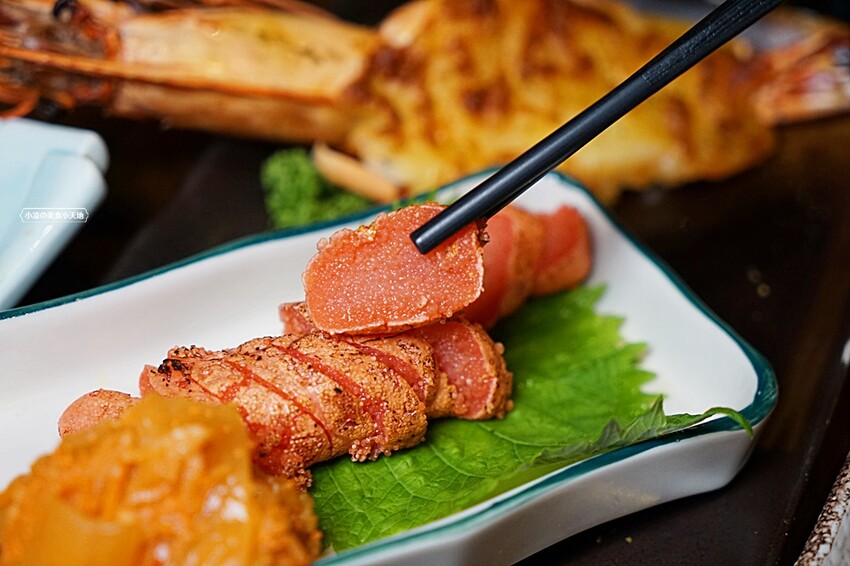 浮誇！巨無霸生蠔大口吃真囂張！除了多樣串燒、炸物，還有與日本同步清酒，營業到凌晨兩點宵夜好去處～～