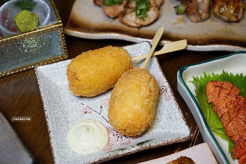 浮誇！巨無霸生蠔大口吃真囂張！除了多樣串燒、炸物，還有與日本同步清酒，營業到凌晨兩點宵夜好去處～～