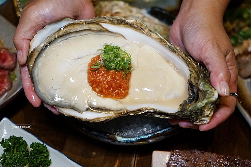 浮誇！巨無霸生蠔大口吃真囂張！除了多樣串燒、炸物，還有與日本同步清酒，營業到凌晨兩點宵夜好去處～～