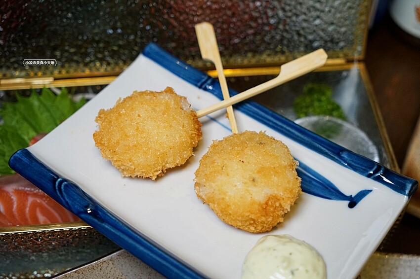 浮誇！巨無霸生蠔大口吃真囂張！除了多樣串燒、炸物，還有與日本同步清酒，營業到凌晨兩點宵夜好去處～～