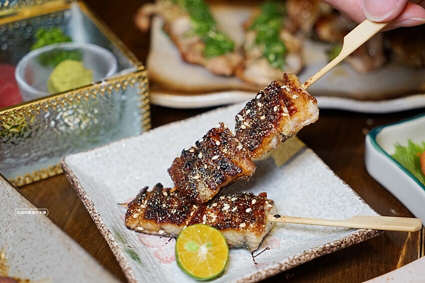 浮誇！巨無霸生蠔大口吃真囂張！除了多樣串燒、炸物，還有與日本同步清酒，營業到凌晨兩點宵夜好去處～～