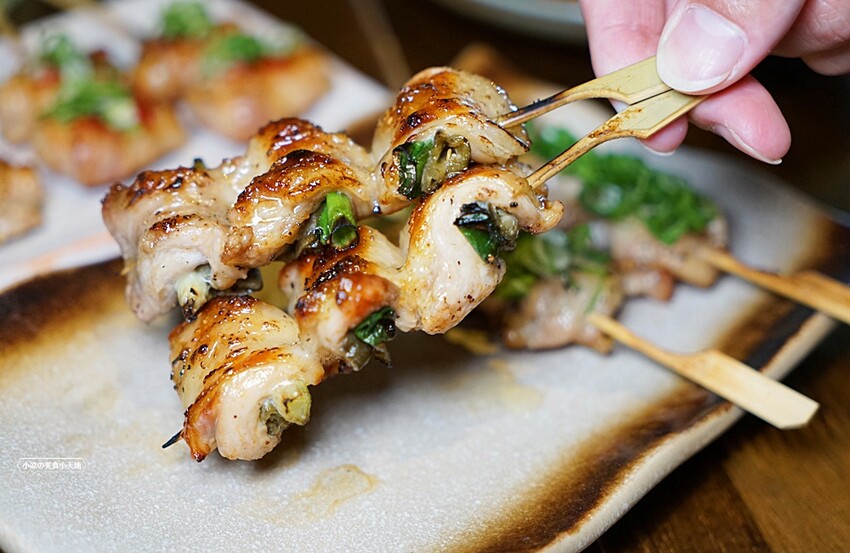 浮誇！巨無霸生蠔大口吃真囂張！除了多樣串燒、炸物，還有與日本同步清酒，營業到凌晨兩點宵夜好去處～～