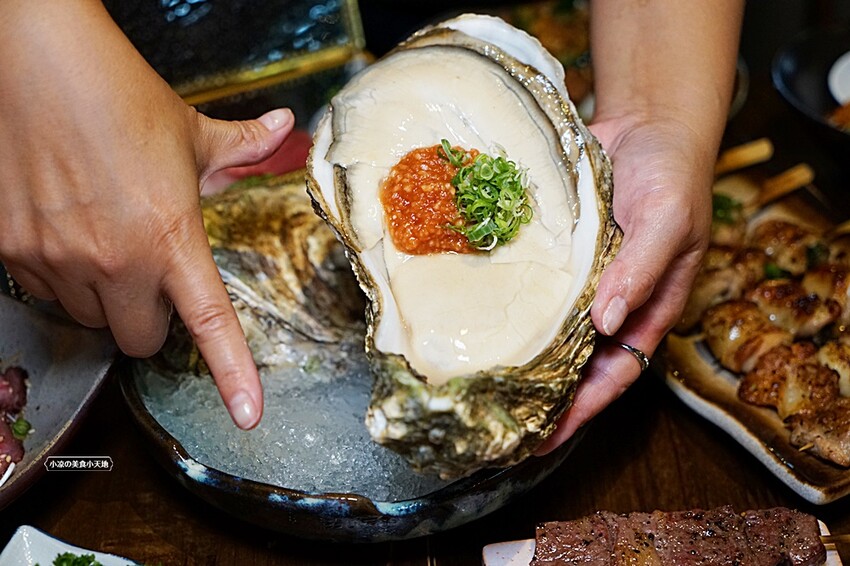 浮誇！巨無霸生蠔大口吃真囂張！除了多樣串燒、炸物，還有與日本同步清酒，營業到凌晨兩點宵夜好去處～～