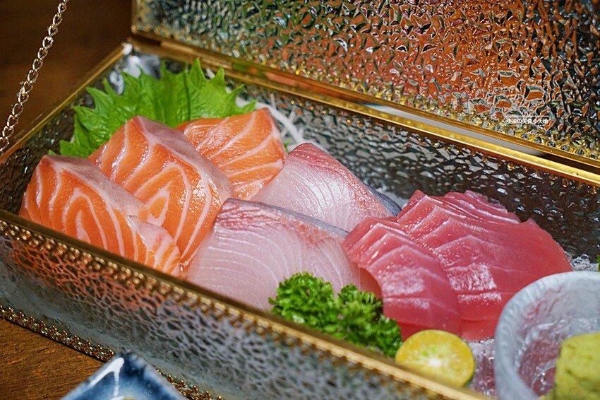 浮誇！巨無霸生蠔大口吃真囂張！除了多樣串燒、炸物，還有與日本同步清酒，營業到凌晨兩點宵夜好去處～～