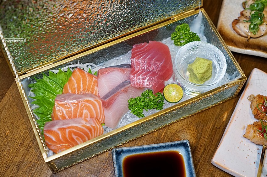 浮誇！巨無霸生蠔大口吃真囂張！除了多樣串燒、炸物，還有與日本同步清酒，營業到凌晨兩點宵夜好去處～～