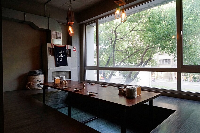 浮誇！巨無霸生蠔大口吃真囂張！除了多樣串燒、炸物，還有與日本同步清酒，營業到凌晨兩點宵夜好去處～～