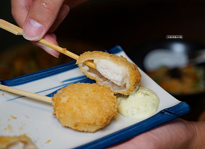 浮誇！巨無霸生蠔大口吃真囂張！除了多樣串燒、炸物，還有與日本同步清酒，營業到凌晨兩點宵夜好去處～～