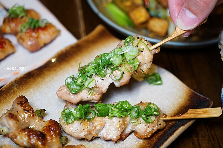 浮誇！巨無霸生蠔大口吃真囂張！除了多樣串燒、炸物，還有與日本同步清酒，營業到凌晨兩點宵夜好去處～～