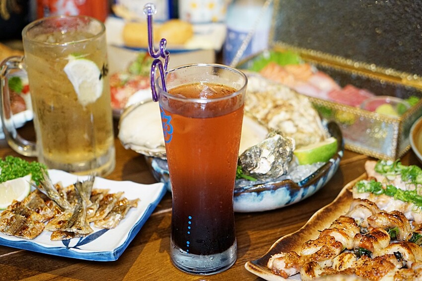 浮誇！巨無霸生蠔大口吃真囂張！除了多樣串燒、炸物，還有與日本同步清酒，營業到凌晨兩點宵夜好去處～～