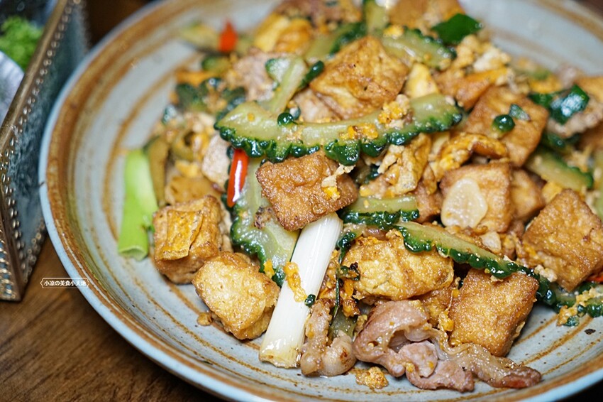 浮誇！巨無霸生蠔大口吃真囂張！除了多樣串燒、炸物，還有與日本同步清酒，營業到凌晨兩點宵夜好去處～～