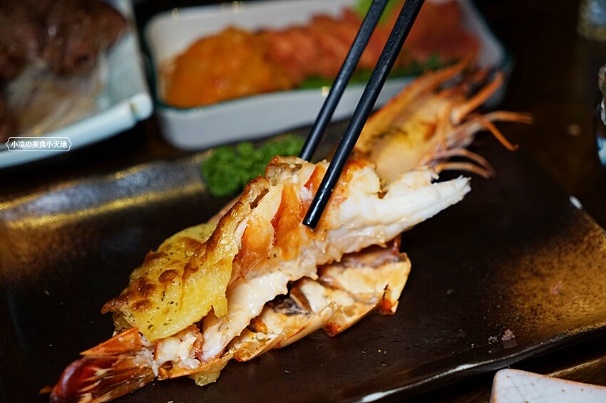 浮誇！巨無霸生蠔大口吃真囂張！除了多樣串燒、炸物，還有與日本同步清酒，營業到凌晨兩點宵夜好去處～～