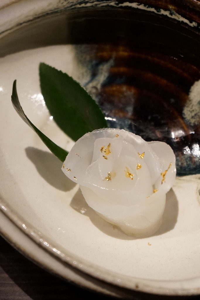 新都里懷石料理 。青山依舊在，幾度夕陽紅，曾經滄海難為水，怎叫人不唏噓。真誠料理風華得再現，板前料理人，一傳太田真料理