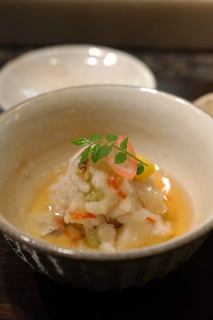 新都里懷石料理 。青山依舊在，幾度夕陽紅，曾經滄海難為水，怎叫人不唏噓。真誠料理風華得再現，板前料理人，一傳太田真料理