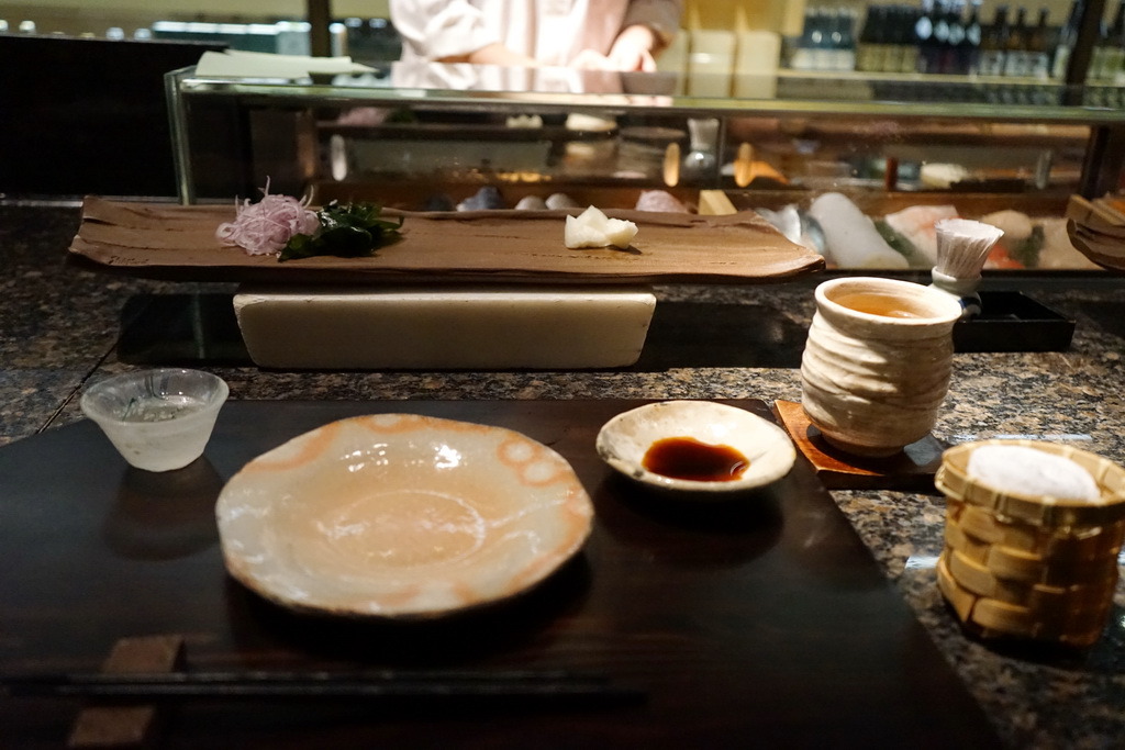 新都里懷石料理 。青山依舊在，幾度夕陽紅，曾經滄海難為水，怎叫人不唏噓。真誠料理風華得再現，板前料理人，一傳太田真料理