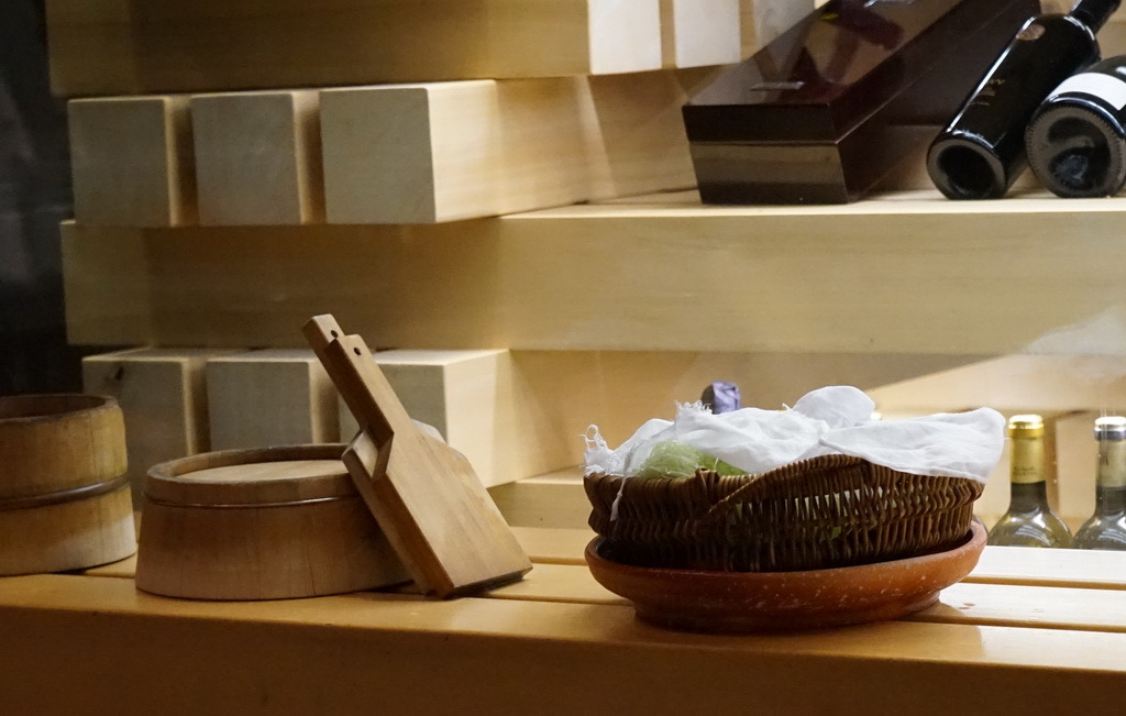 新都里懷石料理 。青山依舊在，幾度夕陽紅，曾經滄海難為水，怎叫人不唏噓。真誠料理風華得再現，板前料理人，一傳太田真料理