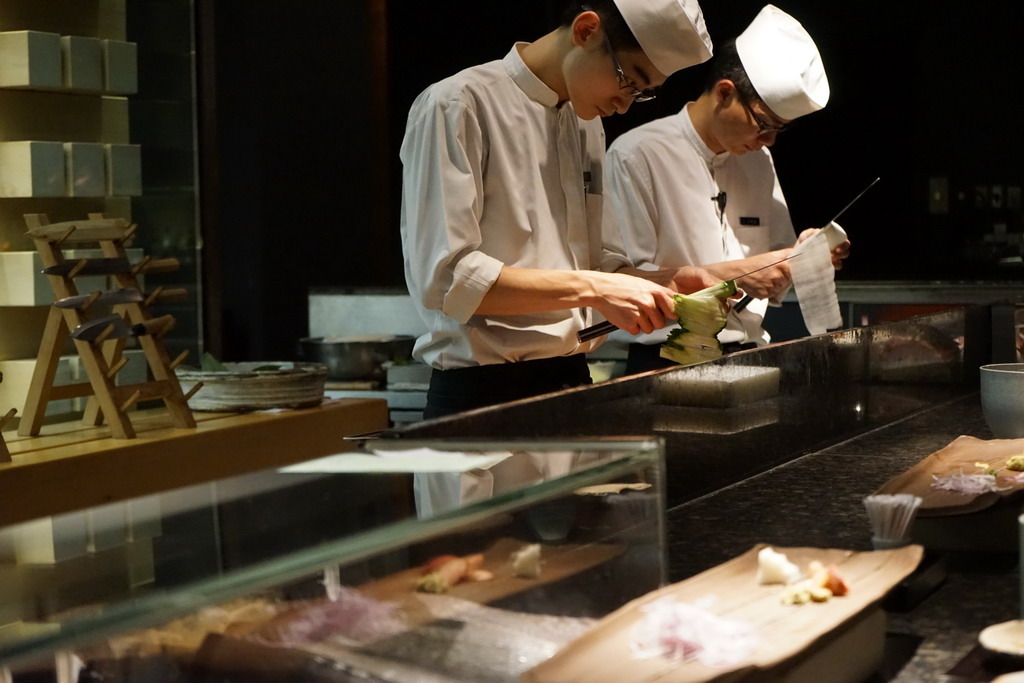 新都里懷石料理 。青山依舊在，幾度夕陽紅，曾經滄海難為水，怎叫人不唏噓。真誠料理風華得再現，板前料理人，一傳太田真料理