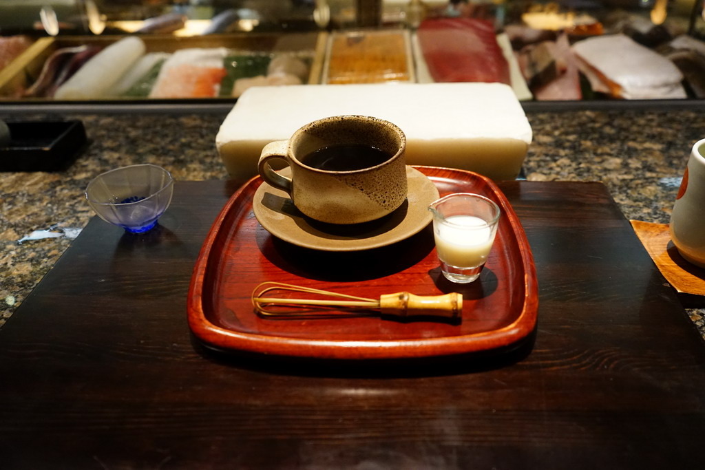 新都里懷石料理 。青山依舊在，幾度夕陽紅，曾經滄海難為水，怎叫人不唏噓。真誠料理風華得再現，板前料理人，一傳太田真料理